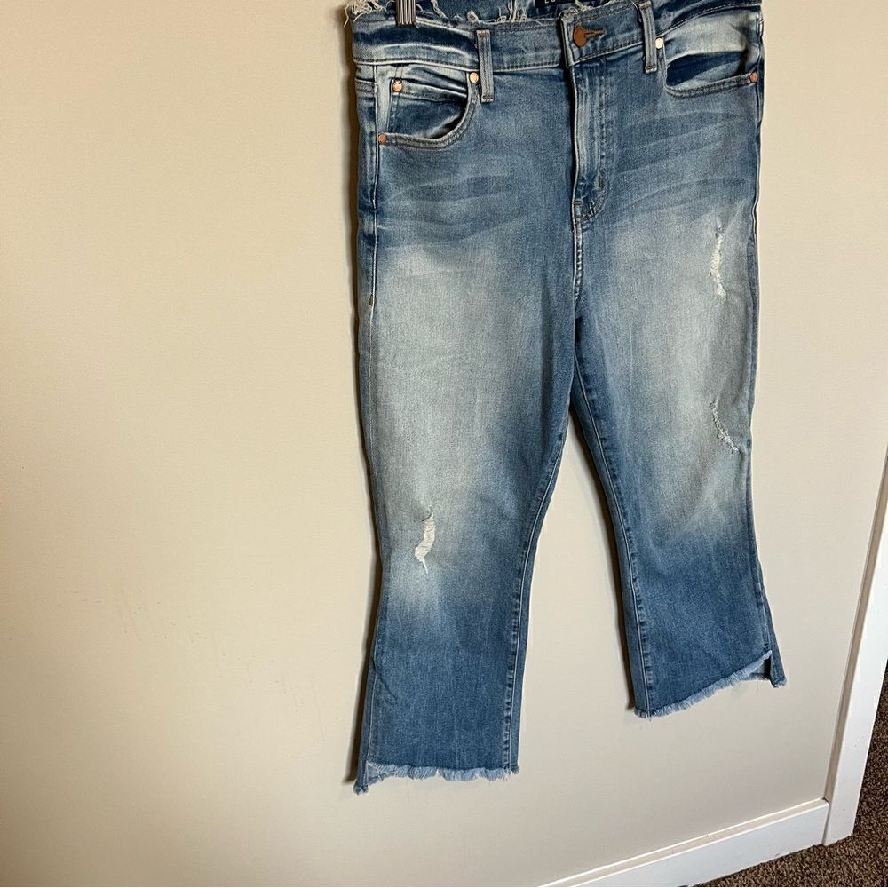 Level 99 Crop Step Frayed Hem - Picture 2 of 12